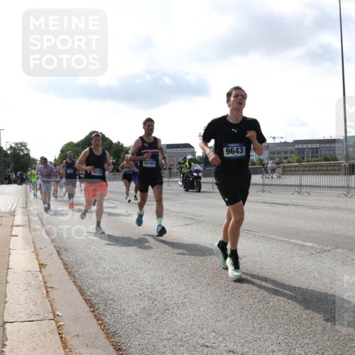29.06.2025 - hella hamburg halbmarathon Lena Gebhardt http://msf.ph/oto/8328463 29.06.2025 09:48:50 Lombardsbrücke 10738, 15161, 9643, 1042, 1290, 1505, 1571, 1600, 1710, 2262, 2399, 2797, 3480, 3547, 4062, 4359, 4381, 5003, 5124, 5307, 5554, 5709, 6037, 6047, 6993, 7152, 7154, 7310, 7482, 7743, 7884, 8002, 8121, 8571, 9403, 9640, 9643, 10190, 10404, 10451, 10738, 10852, 10877, 11106, 11177, 11423, 12044, 12051, 12091, 12168, 12488, 12739, 12916, 13064, 13137, 13372, 13483, 13755, 13940, 13975, 14075, 14603, 15931 meine-sportfotos.de