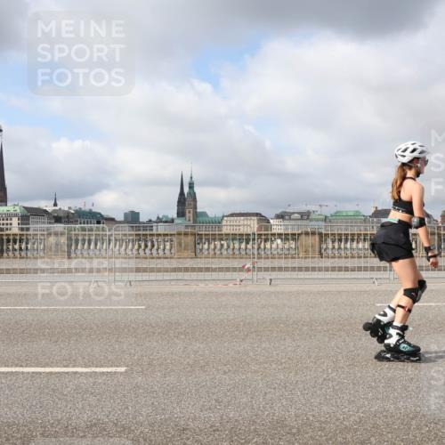 29.06.2025 - hella hamburg halbmarathon Lena Gebhardt http://msf.ph/oto/8328465 29.06.2025 09:08:21 Lombardsbrücke  meine-sportfotos.de