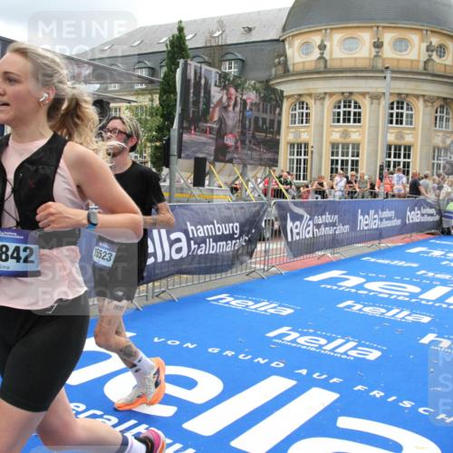 29.06.2025 - hella hamburg halbmarathon Michael Strokosch http://msf.ph/oto/8328466 29.06.2025 10:49:17 Ziel 2013, 6158, 6389, 8112, 9348, 10053, 10184, 13450, 15523, 16369, 16414, 16731, 18842 meine-sportfotos.de