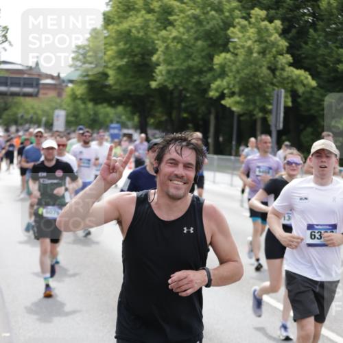 29.06.2025 - hella hamburg halbmarathon Jannik Wohlers http://msf.ph/oto/8328467 29.06.2025 10:40:01 Lombardsbrücke 1018, 1037, 2109, 2515, 2572, 2762, 2763, 3237, 3293, 3295, 3810, 4271, 4756, 4906, 5059, 5113, 5351, 5352, 5702, 5975, 6076, 6229, 6278, 6280, 6363, 6463, 6673, 6866, 6876, 7108, 7174, 7675, 7850, 8307, 8378, 8391, 8739, 9000, 9468, 10474, 11176, 11653, 11970, 11973, 12364, 12444, 12501, 12760, 12981, 13030, 13290, 13410, 13466, 13651, 14341, 14851, 15549, 15927, 15933, 16085, 16681, 16955, 17318, 17959, 18101, 18110, 18213, 18353, 18490, 18771, 18946 meine-sportfotos.de