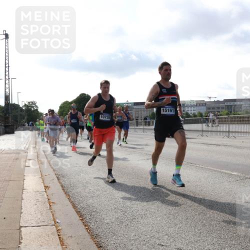 29.06.2025 - hella hamburg halbmarathon Lena Gebhardt http://msf.ph/oto/8328567 29.06.2025 09:48:51 Lombardsbrücke 10738, 13372, 15161, 1042, 1290, 1505, 1571, 1600, 1603, 1710, 2262, 2399, 2797, 3480, 3547, 4062, 4359, 4381, 5003, 5124, 5307, 5554, 5709, 6037, 6047, 6993, 7152, 7154, 7310, 7482, 7743, 7884, 8002, 8121, 8571, 9403, 9640, 9643, 10190, 10404, 10451, 10738, 10852, 10877, 11106, 11177, 11423, 12044, 12051, 12091, 12168, 12488, 12739, 12916, 13064, 13137, 13372, 13483, 13755, 13940, 13975, 14075, 14603, 15931 meine-sportfotos.de