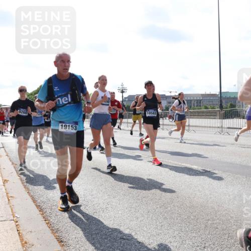 29.06.2025 - hella hamburg halbmarathon Lena Gebhardt http://msf.ph/oto/8328583 29.06.2025 10:00:19 Lombardsbrücke 9260, 1497, 19153, 60, 0531, 10582, 7159, 1006, 1019, 1125, 1180, 1239, 1264, 1526, 1544, 1568, 1681, 1834, 1914, 2027, 2086, 2099, 2159, 2236, 2346, 2348, 2364, 2426, 2447, 2582, 2584, 2606, 2652, 2676, 2677, 2730, 2910, 2982, 3042, 3177, 3181, 3319, 3400, 3794, 3836, 3861, 3898, 4013, 4231, 4419, 4579, 4594, 4632, 4767, 4772, 4796, 4813, 4940, 4945, 5272, 5341, 5643, 5728, 6082, 6084, 6104, 6174, 6201, 6202, 6220, 6260, 6462, 6470, 6581, 6587 meine-sportfotos.de