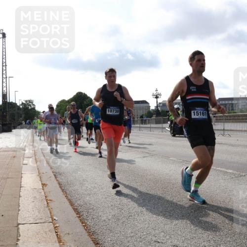 29.06.2025 - hella hamburg halbmarathon Lena Gebhardt http://msf.ph/oto/8328588 29.06.2025 09:48:51 Lombardsbrücke 14820, 18004, 10738, 15161, 1042, 1290, 1505, 1571, 1600, 1603, 1710, 2262, 2399, 2797, 3480, 3547, 4062, 4359, 4381, 5003, 5124, 5307, 5554, 5709, 6037, 6047, 6993, 7152, 7154, 7310, 7482, 7743, 7884, 8002, 8121, 8571, 9403, 9640, 9643, 10190, 10404, 10451, 10738, 10852, 10877, 11106, 11177, 11423, 12044, 12051, 12091, 12168, 12488, 12739, 12916, 13064, 13137, 13372, 13483, 13755, 13940, 13975, 14075, 14603, 15931 meine-sportfotos.de