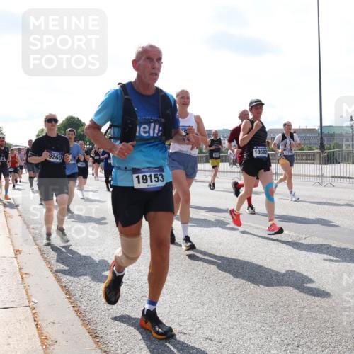 29.06.2025 - hella hamburg halbmarathon Lena Gebhardt http://msf.ph/oto/8328641 29.06.2025 10:00:19 Lombardsbrücke 9260, 970, 11083, 19153, 10582, 16527, 1006, 1019, 1125, 1180, 1239, 1264, 1526, 1544, 1568, 1681, 1834, 1914, 2027, 2086, 2099, 2159, 2236, 2346, 2348, 2364, 2426, 2447, 2582, 2584, 2606, 2652, 2676, 2677, 2730, 2910, 2982, 3042, 3177, 3181, 3319, 3400, 3794, 3836, 3861, 3898, 4013, 4231, 4419, 4579, 4594, 4632, 4767, 4772, 4796, 4813, 4940, 4945, 5272, 5341, 5643, 5728, 6082, 6084, 6104, 6174, 6201, 6202, 6220, 6260, 6462, 6470, 6581, 6587 meine-sportfotos.de