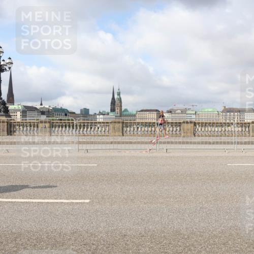 29.06.2025 - hella hamburg halbmarathon Lena Gebhardt http://msf.ph/oto/8328650 29.06.2025 09:08:38 Lombardsbrücke  meine-sportfotos.de