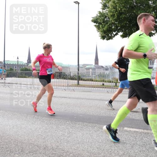 29.06.2025 - hella hamburg halbmarathon Lena Gebhardt http://msf.ph/oto/8328701 29.06.2025 10:23:40 Lombardsbrücke 18070, 1625, 184, 1048, 1304, 1362, 1545, 2125, 2489, 2925, 4122, 4391, 4646, 4728, 4793, 4990, 5055, 5160, 5358, 5406, 5661, 6502, 6747, 7029, 7820, 8031, 8149, 8181, 8502, 8676, 8716, 8918, 8920, 9217, 9301, 9603, 9715, 9877, 10649, 10739, 11044, 11300, 11454, 11793, 11798, 11879, 12073, 12874, 13149, 14265, 14338, 14510, 14512, 14521, 14821, 15709, 15739, 15853, 16185, 16251, 16416, 16558, 17013, 17099, 17199, 17207, 17299, 17719 meine-sportfotos.de