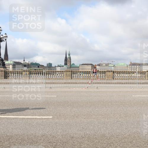 29.06.2025 - hella hamburg halbmarathon Lena Gebhardt http://msf.ph/oto/8328720 29.06.2025 09:08:38 Lombardsbrücke  meine-sportfotos.de