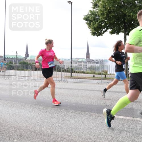 29.06.2025 - hella hamburg halbmarathon Lena Gebhardt http://msf.ph/oto/8328750 29.06.2025 10:23:40 Lombardsbrücke 18070, 16251, 184, 1048, 1304, 1362, 1545, 2125, 2489, 2925, 4122, 4391, 4646, 4728, 4793, 4990, 5055, 5160, 5358, 5406, 5661, 6502, 6747, 7029, 7820, 8031, 8149, 8181, 8502, 8676, 8716, 8918, 8920, 9217, 9301, 9603, 9715, 9877, 10649, 10739, 11044, 11300, 11454, 11793, 11798, 11879, 12073, 12874, 13149, 14265, 14338, 14510, 14512, 14521, 14821, 15709, 15739, 15853, 16185, 16251, 16416, 16558, 17013, 17099, 17199, 17207, 17299, 17719 meine-sportfotos.de