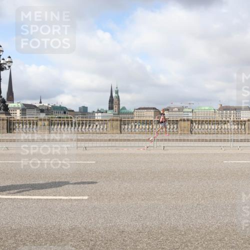29.06.2025 - hella hamburg halbmarathon Lena Gebhardt http://msf.ph/oto/8328840 29.06.2025 09:08:38 Lombardsbrücke  meine-sportfotos.de