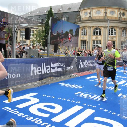 29.06.2025 - hella hamburg halbmarathon Michael Strokosch http://msf.ph/oto/8328847 29.06.2025 10:49:23 Ziel 4183, 4185, 6158, 8112, 9348, 10053, 10189, 11819, 13450, 14526, 15422, 16369 meine-sportfotos.de