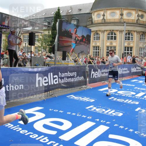 29.06.2025 - hella hamburg halbmarathon Michael Strokosch http://msf.ph/oto/8328908 29.06.2025 10:49:24 Ziel 4183, 4185, 6158, 9348, 10053, 10189, 11819, 12670, 13450, 14526, 15422, 15784, 15894, 15966 meine-sportfotos.de