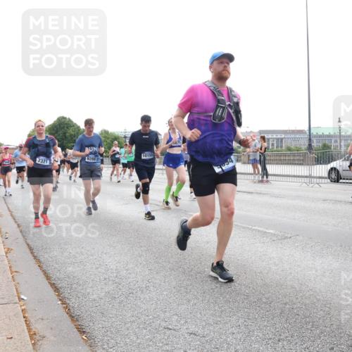 29.06.2025 - hella hamburg halbmarathon Lena Gebhardt http://msf.ph/oto/8328929 29.06.2025 10:37:50 Lombardsbrücke 7321, 9288, 10159, 1475, 5522, 1337, 1475, 1578, 1799, 1901, 1985, 2199, 2486, 2640, 2786, 2853, 3230, 3246, 3633, 3880, 4921, 5139, 5171, 5186, 5522, 5713, 5790, 5875, 6199, 6243, 6362, 6697, 6821, 6955, 7085, 7118, 7124, 7244, 7321, 7350, 7544, 7629, 7696, 7777, 8843, 8985, 9247, 9288, 9524, 9895, 10159, 10506, 10836, 11087, 11543, 12123, 12254, 12472, 12824, 16680, 17798 meine-sportfotos.de