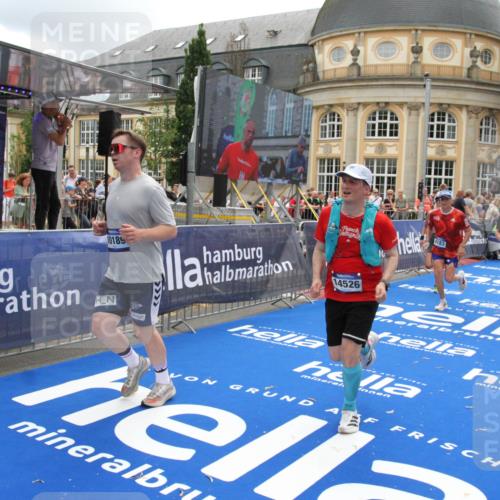 29.06.2025 - hella hamburg halbmarathon Michael Strokosch http://msf.ph/oto/8328956 29.06.2025 10:49:25 Ziel 1342, 4183, 4185, 6158, 10053, 10189, 11779, 11819, 12670, 14526, 14838, 15422, 15784, 15894, 15966 meine-sportfotos.de