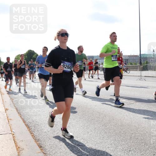 29.06.2025 - hella hamburg halbmarathon Lena Gebhardt http://msf.ph/oto/8328957 29.06.2025 10:00:20 Lombardsbrücke 2730, 9260, 11846, 1180, 572, 127, 1006, 1019, 1125, 1180, 1239, 1264, 1526, 1544, 1568, 1681, 1914, 2027, 2086, 2099, 2159, 2236, 2346, 2348, 2364, 2426, 2447, 2582, 2584, 2606, 2652, 2676, 2677, 2730, 2910, 2982, 3042, 3177, 3181, 3319, 3400, 3794, 3836, 3861, 3898, 4013, 4231, 4419, 4579, 4594, 4632, 4767, 4772, 4796, 4813, 4940, 4945, 5272, 5341, 5643, 5728, 6082, 6084, 6104, 6174, 6201, 6220, 6260, 6462, 6470, 6581, 6587 meine-sportfotos.de