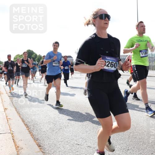 29.06.2025 - hella hamburg halbmarathon Lena Gebhardt http://msf.ph/oto/8329080 29.06.2025 10:00:21 Lombardsbrücke 14970, 2730, 260, 1180, 1006, 1019, 1125, 1180, 1239, 1264, 1526, 1544, 1568, 1681, 1914, 2027, 2086, 2099, 2159, 2236, 2346, 2348, 2364, 2426, 2447, 2582, 2584, 2606, 2652, 2676, 2677, 2730, 2910, 2982, 3042, 3177, 3181, 3319, 3400, 3794, 3861, 3898, 4013, 4231, 4419, 4579, 4594, 4632, 4767, 4772, 4796, 4813, 4940, 4945, 5272, 5341, 5643, 5728, 6082, 6084, 6104, 6174, 6201, 6220, 6260, 6462, 6470, 6581, 6587, 10599 meine-sportfotos.de