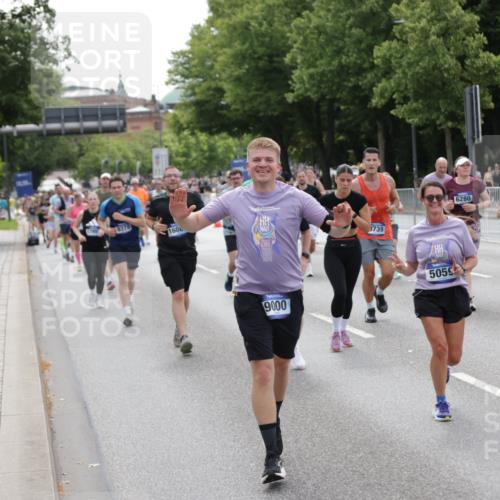 29.06.2025 - hella hamburg halbmarathon Jannik Wohlers http://msf.ph/oto/8329165 29.06.2025 10:40:07 Lombardsbrücke 2042, 2206, 2762, 2763, 3293, 3295, 3810, 4411, 4612, 4906, 5059, 5702, 5975, 6076, 6229, 6278, 6280, 6363, 6463, 7956, 8307, 8378, 8391, 8739, 9000, 9468, 10166, 10920, 11176, 11513, 11514, 11970, 11973, 12364, 12981, 13030, 13145, 13466, 14341, 14851, 15154, 15549, 15905, 15927, 15933, 16085, 16955, 17318, 17959, 18101, 18110, 18213, 18353, 18490, 18771, 18946, 19168 meine-sportfotos.de