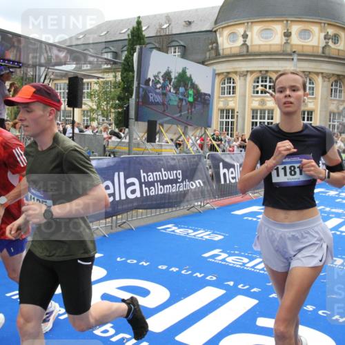 29.06.2025 - hella hamburg halbmarathon Michael Strokosch http://msf.ph/oto/8329196 29.06.2025 10:49:27 Ziel 1342, 1476, 2878, 4183, 4185, 10189, 11339, 11779, 11819, 12670, 13269, 14526, 14838, 15422, 15784, 15894, 15966, 16891, 18476, 18887, 18960 meine-sportfotos.de