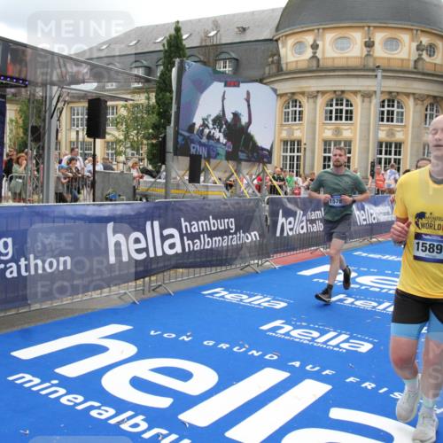 29.06.2025 - hella hamburg halbmarathon Michael Strokosch http://msf.ph/oto/8329377 29.06.2025 10:49:29 Ziel 1342, 1476, 2878, 4183, 4185, 8437, 8813, 11339, 11779, 11819, 12670, 13269, 14838, 15422, 15784, 15894, 15966, 16891, 18476, 18887, 18960 meine-sportfotos.de