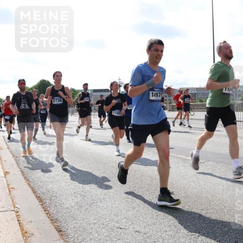 29.06.2025 - hella hamburg halbmarathon Lena Gebhardt http://msf.ph/oto/8329427 29.06.2025 10:00:21 Lombardsbrücke 17615, 2730, 12645, 11083, 1076, 14970, 11846, 1652, 1006, 1019, 1125, 1180, 1239, 1264, 1526, 1544, 1568, 1681, 1914, 2027, 2086, 2099, 2159, 2236, 2346, 2348, 2364, 2426, 2447, 2582, 2584, 2606, 2652, 2676, 2677, 2730, 2910, 2982, 3042, 3177, 3181, 3319, 3400, 3794, 3861, 3898, 4013, 4231, 4419, 4579, 4594, 4632, 4767, 4772, 4796, 4813, 4940, 4945, 5272, 5341, 5643, 5728, 6082, 6084, 6104, 6174, 6201, 6220, 6260, 6462, 6470, 6581, 6587, 10599 meine-sportfotos.de
