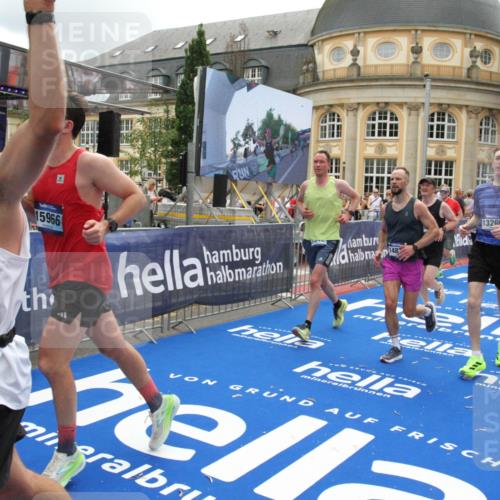 29.06.2025 - hella hamburg halbmarathon Michael Strokosch http://msf.ph/oto/8329467 29.06.2025 10:49:31 Ziel 1342, 1476, 2592, 2596, 2878, 8437, 8689, 8813, 11339, 11779, 12094, 12670, 13269, 14838, 15784, 15857, 15894, 15966, 16891, 18476, 18887, 18960 meine-sportfotos.de