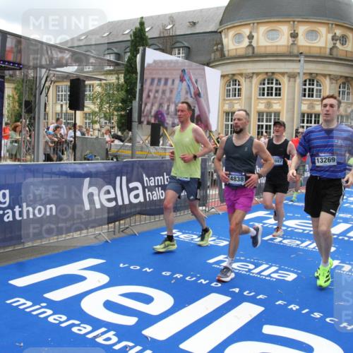 29.06.2025 - hella hamburg halbmarathon Michael Strokosch http://msf.ph/oto/8329490 29.06.2025 10:49:32 Ziel 1342, 1476, 2592, 2596, 2878, 8437, 8689, 8813, 11339, 11340, 11779, 12094, 12670, 13233, 13269, 14838, 15784, 15857, 15894, 15966, 16114, 16592, 16891, 18476, 18887, 18960 meine-sportfotos.de