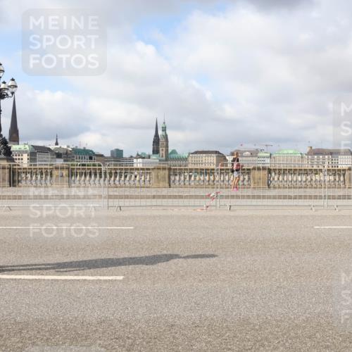 29.06.2025 - hella hamburg halbmarathon Lena Gebhardt http://msf.ph/oto/8329554 29.06.2025 09:08:39 Lombardsbrücke 495 meine-sportfotos.de