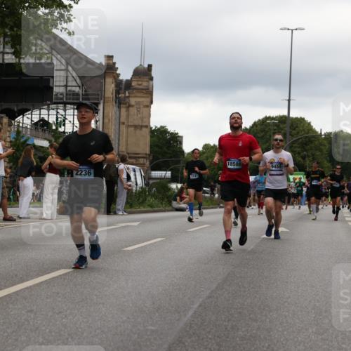 29.06.2025 - hella hamburg halbmarathon Yannick Fuchs http://msf.ph/oto/8329589 29.06.2025 10:51:38 20KM 1200, 1239, 1563, 1611, 2025, 2236, 2606, 2759, 2806, 2883, 3093, 3141, 3575, 4261, 4426, 4467, 4579, 5015, 5134, 5391, 5457, 5458, 6281, 6302, 6531, 6892, 7159, 7833, 9450, 10383, 10408, 10599, 12144, 12509, 12773, 13465, 13664, 15090, 15189, 15217, 15229, 15349, 16418, 16517, 17455, 17543, 18508, 18762 meine-sportfotos.de