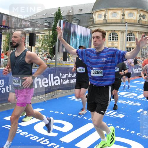 29.06.2025 - hella hamburg halbmarathon Michael Strokosch http://msf.ph/oto/8329609 29.06.2025 10:49:32 Ziel 1342, 1476, 2592, 2596, 2878, 8437, 8689, 8813, 11339, 11340, 11779, 12094, 12670, 13233, 13269, 14838, 15784, 15857, 15894, 15966, 16114, 16592, 16891, 18476, 18887, 18960 meine-sportfotos.de