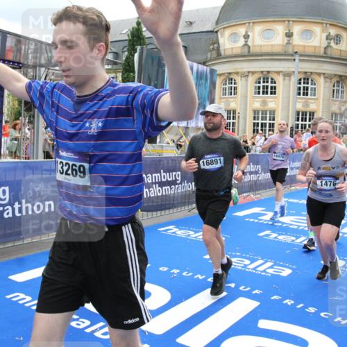 29.06.2025 - hella hamburg halbmarathon Michael Strokosch http://msf.ph/oto/8329630 29.06.2025 10:49:33 Ziel 1342, 1476, 2516, 2592, 2596, 2878, 2889, 5705, 8437, 8689, 8813, 11339, 11340, 11779, 12094, 12670, 13233, 13269, 14562, 14838, 15784, 15857, 15894, 15966, 16114, 16592, 16738, 16891, 18476, 18887, 18960 meine-sportfotos.de
