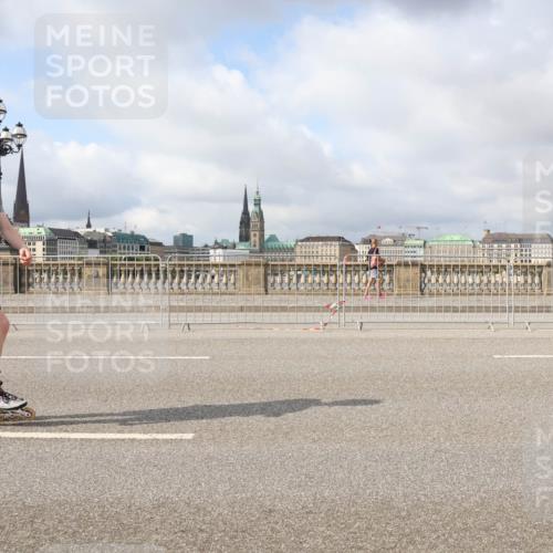 29.06.2025 - hella hamburg halbmarathon Lena Gebhardt http://msf.ph/oto/8329656 29.06.2025 09:08:39 Lombardsbrücke 495 meine-sportfotos.de