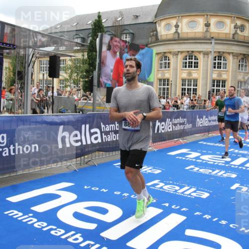 29.06.2025 - hella hamburg halbmarathon Michael Strokosch http://msf.ph/oto/8329806 29.06.2025 10:49:35 Ziel 1476, 2516, 2592, 2596, 2878, 2889, 5705, 8437, 8689, 8813, 9038, 9649, 11339, 11340, 11679, 12094, 13233, 13269, 14562, 15392, 15857, 16114, 16592, 16738, 16891, 17001, 18476, 18887, 18960 meine-sportfotos.de