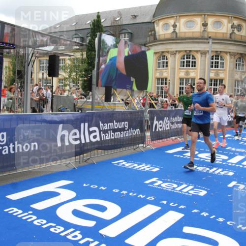 29.06.2025 - hella hamburg halbmarathon Michael Strokosch http://msf.ph/oto/8329894 29.06.2025 10:49:36 Ziel 2516, 2592, 2596, 2878, 2889, 5705, 8437, 8689, 8813, 9038, 9649, 11339, 11340, 11679, 11977, 12094, 13233, 14562, 15392, 15857, 16114, 16592, 16738, 17001, 18476, 18960 meine-sportfotos.de