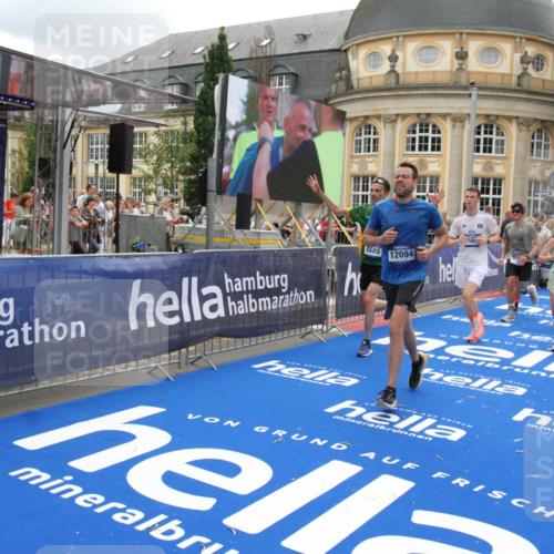 29.06.2025 - hella hamburg halbmarathon Michael Strokosch http://msf.ph/oto/8329954 29.06.2025 10:49:36 Ziel 2516, 2592, 2596, 2878, 2889, 5705, 8437, 8689, 8813, 9038, 9649, 11339, 11340, 11679, 11977, 12094, 13233, 14562, 15392, 15857, 16114, 16592, 16738, 17001, 18476, 18960 meine-sportfotos.de