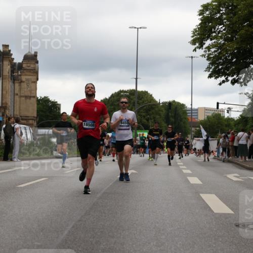 29.06.2025 - hella hamburg halbmarathon Yannick Fuchs http://msf.ph/oto/8330023 29.06.2025 10:51:39 20KM 1200, 1239, 1563, 1611, 2025, 2236, 2606, 2759, 2806, 2883, 3093, 3141, 3575, 4426, 4467, 4579, 4833, 5015, 5134, 5391, 5457, 5458, 6281, 6302, 6531, 6892, 7159, 7833, 9450, 10383, 10408, 10599, 12144, 12509, 12773, 13465, 13664, 15189, 15217, 15229, 15349, 16418, 16517, 17455, 17543, 18508, 18762 meine-sportfotos.de