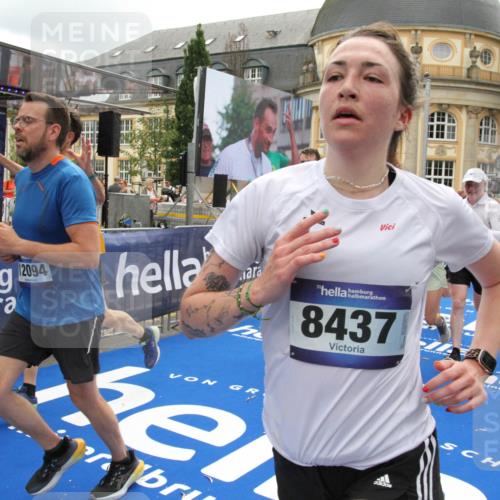 29.06.2025 - hella hamburg halbmarathon Michael Strokosch http://msf.ph/oto/8330104 29.06.2025 10:49:37 Ziel 2516, 2592, 2596, 2889, 2937, 5705, 8437, 8689, 8813, 9038, 9649, 11340, 11679, 11977, 12094, 13233, 14562, 15392, 15857, 16114, 16592, 16738, 17001 meine-sportfotos.de