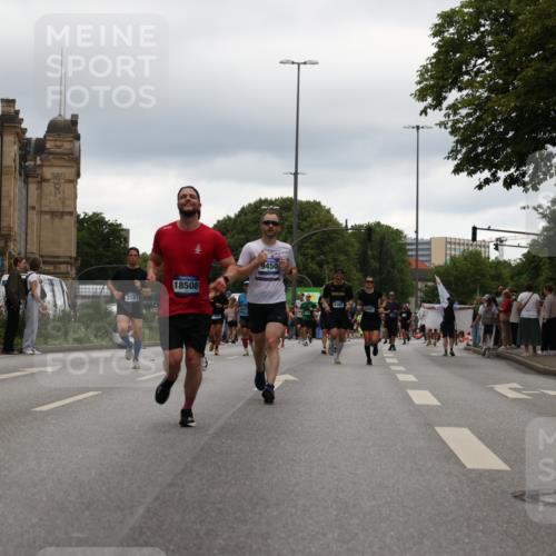 29.06.2025 - hella hamburg halbmarathon Yannick Fuchs http://msf.ph/oto/8330116 29.06.2025 10:51:39 20KM 1200, 1239, 1563, 1611, 2025, 2236, 2606, 2759, 2806, 2883, 3093, 3141, 3575, 4426, 4467, 4579, 4833, 5015, 5134, 5391, 5457, 5458, 6281, 6302, 6531, 6892, 7159, 7833, 9450, 10383, 10408, 10599, 12144, 12509, 12773, 13465, 13664, 15189, 15217, 15229, 15349, 16418, 16517, 17455, 17543, 18508, 18762 meine-sportfotos.de
