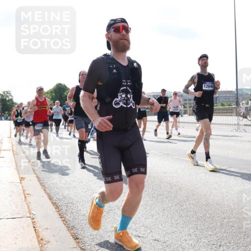 29.06.2025 - hella hamburg halbmarathon Lena Gebhardt http://msf.ph/oto/8330156 29.06.2025 10:00:23 Lombardsbrücke 6470, 2027, 1228, 12646, 1006, 1019, 1125, 1180, 1239, 1264, 1526, 1544, 1568, 1583, 1681, 1914, 2027, 2086, 2099, 2159, 2236, 2346, 2348, 2364, 2426, 2447, 2474, 2582, 2584, 2606, 2652, 2676, 2677, 2730, 2910, 2982, 3042, 3177, 3181, 3319, 3400, 3794, 3861, 3898, 4013, 4231, 4419, 4579, 4594, 4632, 4767, 4772, 4796, 4813, 4940, 4945, 5272, 5341, 5643, 5728, 6082, 6084, 6104, 6138, 6174, 6201, 6220, 6260, 6443, 6462, 6470, 6581, 6587, 10599 meine-sportfotos.de