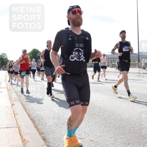 29.06.2025 - hella hamburg halbmarathon Lena Gebhardt http://msf.ph/oto/8330256 29.06.2025 10:00:23 Lombardsbrücke 1228, 2027, 12646, 1006, 1019, 1125, 1180, 1239, 1264, 1526, 1544, 1568, 1583, 1681, 1914, 2027, 2086, 2099, 2159, 2236, 2346, 2348, 2364, 2426, 2447, 2474, 2582, 2584, 2606, 2652, 2676, 2677, 2730, 2910, 2982, 3042, 3177, 3181, 3319, 3400, 3794, 3861, 3898, 4013, 4231, 4419, 4579, 4594, 4632, 4767, 4772, 4796, 4813, 4940, 4945, 5272, 5341, 5643, 5728, 6082, 6084, 6104, 6138, 6174, 6201, 6220, 6260, 6443, 6462, 6470, 6581, 6587, 10599 meine-sportfotos.de