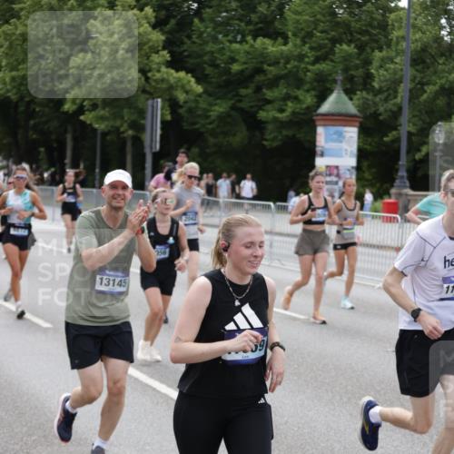 29.06.2025 - hella hamburg halbmarathon Jannik Wohlers http://msf.ph/oto/8330278 29.06.2025 10:40:13 Lombardsbrücke 1075, 1323, 2042, 2173, 2206, 2762, 2763, 3121, 3293, 3306, 3432, 4044, 4411, 4612, 4906, 4972, 5059, 5702, 6076, 6163, 6229, 6278, 6280, 7956, 8053, 8054, 8378, 8391, 8739, 9000, 9468, 9946, 10166, 10920, 10940, 11513, 11514, 12692, 12699, 12981, 13145, 13773, 14341, 15154, 15905, 15933, 16085, 16955, 17267, 17959, 18110, 18213, 18353, 18490, 18771, 18946, 19168 meine-sportfotos.de