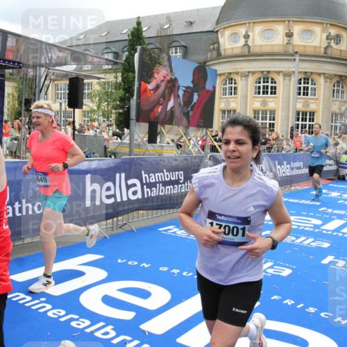 29.06.2025 - hella hamburg halbmarathon Michael Strokosch http://msf.ph/oto/8330372 29.06.2025 10:49:41 Ziel 2504, 2516, 2706, 2889, 2937, 3060, 5705, 5978, 6115, 7332, 9038, 9463, 9619, 9649, 11340, 11679, 11977, 13233, 14562, 15392, 16114, 16592, 16738, 16843, 17001, 18058, 18451 meine-sportfotos.de