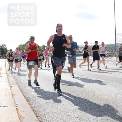 29.06.2025 - hella hamburg halbmarathon Lena Gebhardt http://msf.ph/oto/8330402 29.06.2025 10:00:24 Lombardsbrücke 1526, 1228, 17617, 1006, 1019, 1125, 1180, 1239, 1264, 1526, 1544, 1568, 1583, 1681, 1914, 2027, 2086, 2099, 2159, 2236, 2346, 2348, 2426, 2447, 2474, 2582, 2584, 2606, 2652, 2677, 2730, 2910, 2982, 3042, 3177, 3181, 3319, 3400, 3794, 3861, 3898, 4013, 4231, 4419, 4579, 4594, 4632, 4767, 4772, 4796, 4813, 4940, 4945, 5272, 5341, 5643, 5728, 6082, 6084, 6104, 6138, 6220, 6260, 6443, 6462, 6470, 6581, 6587, 10599 meine-sportfotos.de