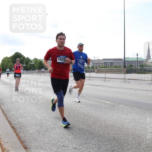 29.06.2025 - hella hamburg halbmarathon Lena Gebhardt http://msf.ph/oto/8330431 29.06.2025 10:13:07 Lombardsbrücke 17699, 1625, 46, 1007, 1020, 1051, 1747, 1851, 1859, 1939, 2531, 2891, 2942, 2961, 3218, 3360, 3728, 3729, 4187, 4532, 5150, 6207, 6489, 7346, 7873, 7907, 8398, 8405, 8913, 8917, 9141, 9527, 10067, 10402, 11025, 11720, 12456, 12492, 14404, 14869, 15012, 15531, 15922, 16030, 16255, 16323, 16437, 16826, 16911, 17061, 17474, 17699, 17988, 17994, 18048, 18320, 18530, 18732 meine-sportfotos.de