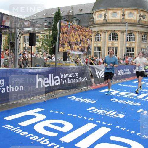 29.06.2025 - hella hamburg halbmarathon Michael Strokosch http://msf.ph/oto/8330458 29.06.2025 10:49:42 Ziel 2504, 2516, 2706, 2889, 2937, 3060, 5705, 5978, 6115, 7332, 9038, 9463, 9619, 9649, 11679, 11977, 14562, 15392, 16738, 16843, 16877, 17001, 18058, 18451, 18926 meine-sportfotos.de