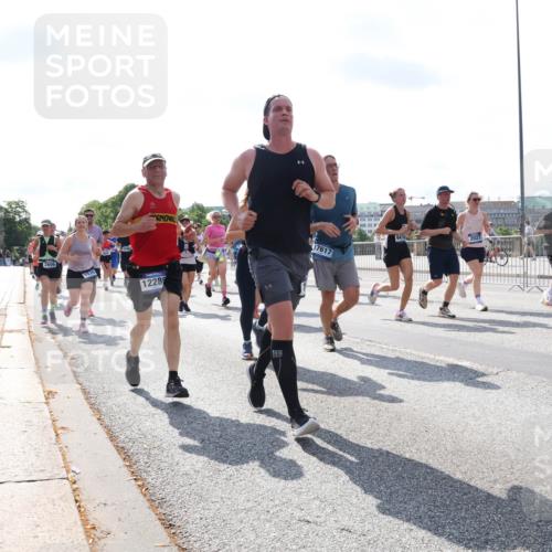 29.06.2025 - hella hamburg halbmarathon Lena Gebhardt http://msf.ph/oto/8330491 29.06.2025 10:00:24 Lombardsbrücke 2606, 1228, 17617, 2027, 1006, 1019, 1125, 1180, 1239, 1264, 1526, 1544, 1568, 1583, 1681, 1914, 2027, 2086, 2099, 2159, 2236, 2346, 2348, 2426, 2447, 2474, 2582, 2584, 2606, 2652, 2677, 2730, 2910, 2982, 3042, 3177, 3181, 3319, 3400, 3794, 3861, 3898, 4013, 4231, 4419, 4579, 4594, 4632, 4767, 4772, 4796, 4813, 4940, 4945, 5272, 5341, 5643, 5728, 6082, 6084, 6104, 6138, 6220, 6260, 6443, 6462, 6470, 6581, 6587, 10599 meine-sportfotos.de
