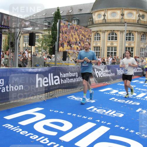 29.06.2025 - hella hamburg halbmarathon Michael Strokosch http://msf.ph/oto/8330505 29.06.2025 10:49:42 Ziel 2504, 2516, 2706, 2889, 2937, 3060, 5705, 5978, 6115, 7332, 9038, 9463, 9619, 9649, 11679, 11977, 14562, 15392, 16738, 16843, 16877, 17001, 18058, 18451, 18926 meine-sportfotos.de