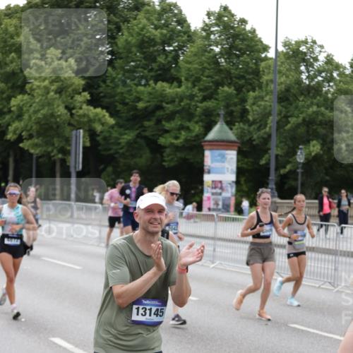 29.06.2025 - hella hamburg halbmarathon Jannik Wohlers http://msf.ph/oto/8330523 29.06.2025 10:40:14 Lombardsbrücke 1075, 1323, 2042, 2173, 2206, 2299, 2762, 2763, 3121, 3293, 3306, 3432, 4044, 4411, 4612, 4906, 4972, 5059, 5702, 6163, 6229, 6278, 6280, 6289, 7956, 8053, 8054, 8378, 8391, 8739, 9000, 9468, 9946, 10166, 10920, 10940, 11513, 11514, 12610, 12692, 12699, 12981, 13145, 13773, 14341, 15154, 15905, 15933, 16085, 16955, 17267, 17959, 18353, 18490, 18771, 18946, 19168 meine-sportfotos.de