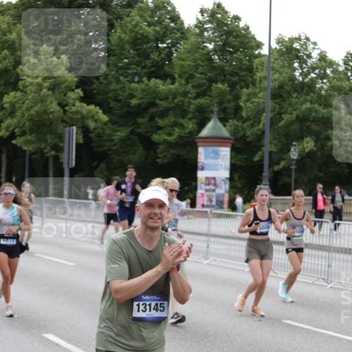29.06.2025 - hella hamburg halbmarathon Jannik Wohlers http://msf.ph/oto/8330559 29.06.2025 10:40:14 Lombardsbrücke 1075, 1323, 2042, 2173, 2206, 2299, 2762, 2763, 3121, 3293, 3306, 3432, 4044, 4411, 4612, 4906, 4972, 5059, 5702, 6163, 6229, 6278, 6280, 6289, 7956, 8053, 8054, 8378, 8391, 8739, 9000, 9468, 9946, 10166, 10920, 10940, 11513, 11514, 12610, 12692, 12699, 12981, 13145, 13773, 14341, 15154, 15905, 15933, 16085, 16955, 17267, 17959, 18353, 18490, 18771, 18946, 19168 meine-sportfotos.de