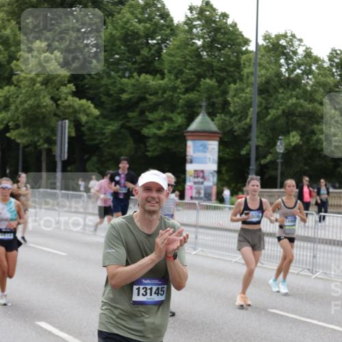 29.06.2025 - hella hamburg halbmarathon Jannik Wohlers http://msf.ph/oto/8330583 29.06.2025 10:40:14 Lombardsbrücke 1075, 1323, 2042, 2173, 2206, 2299, 2762, 2763, 3121, 3293, 3306, 3432, 4044, 4411, 4612, 4906, 4972, 5059, 5702, 6163, 6229, 6278, 6280, 6289, 7956, 8053, 8054, 8378, 8391, 8739, 9000, 9468, 9946, 10166, 10920, 10940, 11513, 11514, 12610, 12692, 12699, 12981, 13145, 13773, 14341, 15154, 15905, 15933, 16085, 16955, 17267, 17959, 18353, 18490, 18771, 18946, 19168 meine-sportfotos.de