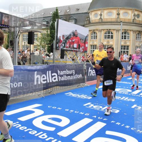29.06.2025 - hella hamburg halbmarathon Michael Strokosch http://msf.ph/oto/8330670 29.06.2025 10:49:44 Ziel 2504, 2706, 2937, 3060, 3543, 5894, 5978, 6115, 7332, 9463, 9551, 9619, 9723, 11977, 13159, 14794, 16843, 16877, 17282, 18058, 18451, 18926 meine-sportfotos.de
