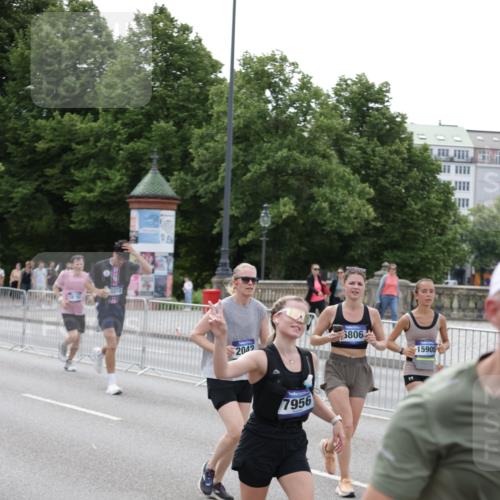 29.06.2025 - hella hamburg halbmarathon Jannik Wohlers http://msf.ph/oto/8330797 29.06.2025 10:40:15 Lombardsbrücke 1075, 1323, 2042, 2173, 2206, 2299, 2762, 2763, 3121, 3293, 3306, 3432, 3694, 4044, 4411, 4612, 4906, 4972, 5059, 5702, 6163, 6229, 6278, 6280, 6289, 7293, 7956, 8053, 8054, 8378, 8391, 8739, 9000, 9437, 9468, 9946, 10166, 10920, 10940, 11513, 11514, 12191, 12610, 12692, 12699, 12981, 13145, 13773, 15154, 15905, 15933, 16085, 16450, 16955, 17267, 17959, 18353, 18490, 18771, 18946, 19087, 19168 meine-sportfotos.de